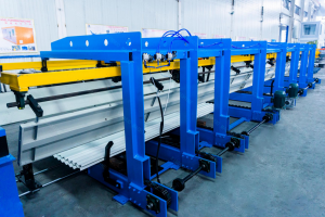Corrugated metal roof sheet roll forming machine line
